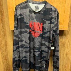 NBA men’s gray camo polyester long sleeve tee / size M. (NWT)